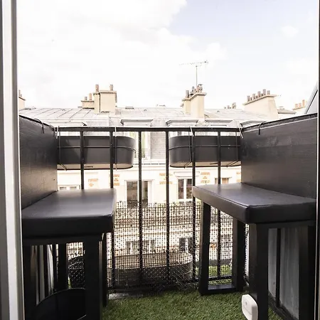 Bright With Balcony شقة *